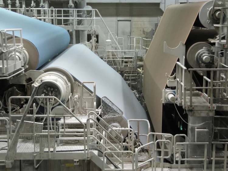 چگونه می توان ورق کاغذ را از پارچه شکل دهنده به نمد فشار داد؟